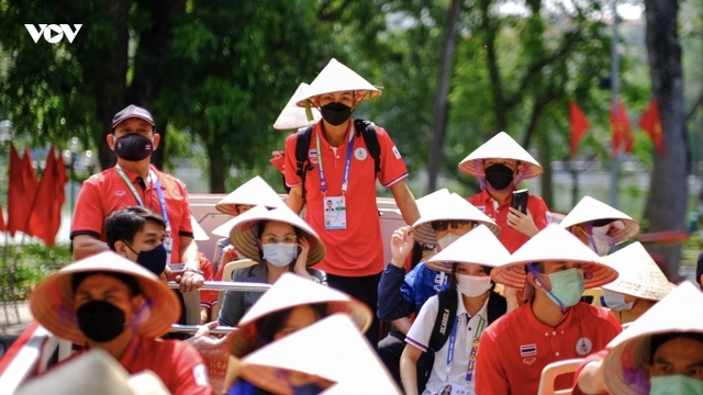 Đội tuyển cầu mây Thái Lan đội nón đi chơi khắp Hà Nội