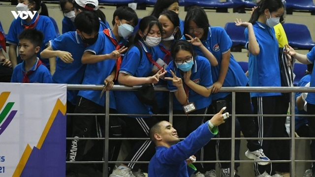 Dàn CĐV nhí Việt Nam "đốn tim" võ sĩ Thái Lan tại SEA Games 31