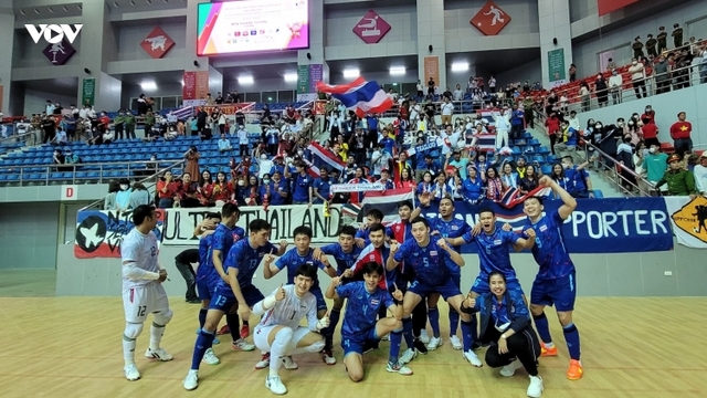ĐT Futsal Thái Lan ăn mừng cuồng nhiệt với CĐV khi giành HCV SEA Games 31