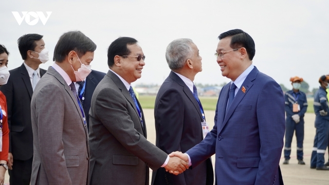 Chủ tịch Quốc hội bắt đầu chuyến thăm chính thức nước Cộng hoà dân chủ nhân dân Lào