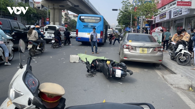 Va chạm với xe buýt, nam thanh niên tử vong trên đường phố Hà Nội