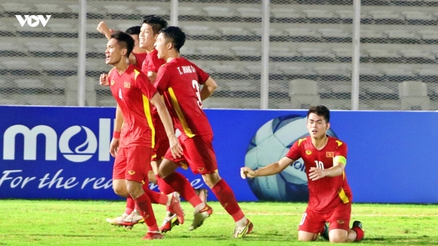 U19 Việt Nam và U19 Thái Lan "dắt tay nhau" vào bán kết U19 Đông Nam Á 2022