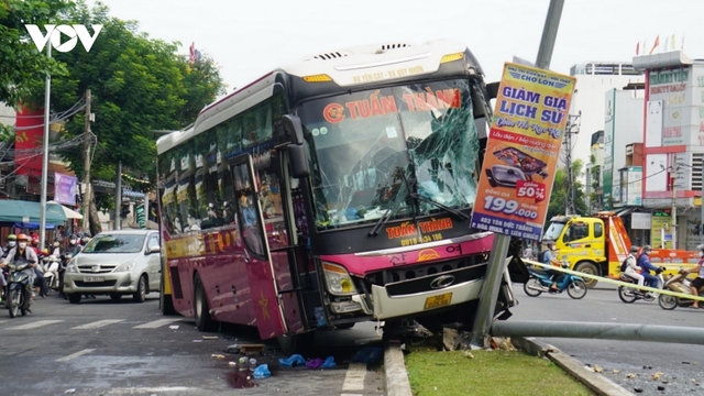 Tránh xe đạp, ô tô khách leo dải phân cách đâm gãy 2 trụ điện chiếu sáng