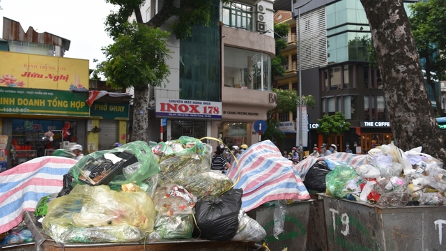 Vì sao chưa xử phạt người không phân loại rác?