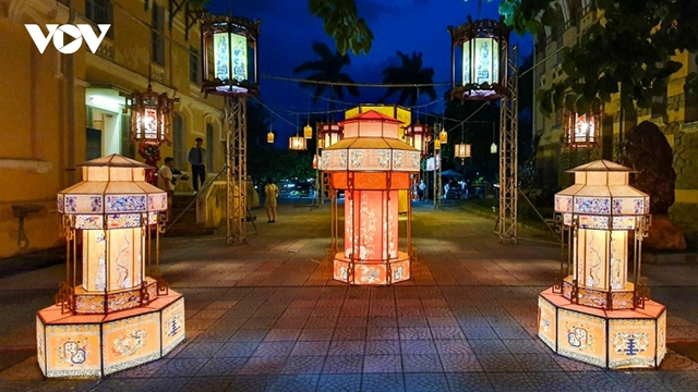 Sparkling lanterns in Hue celebrate Mid-Autumn Festival