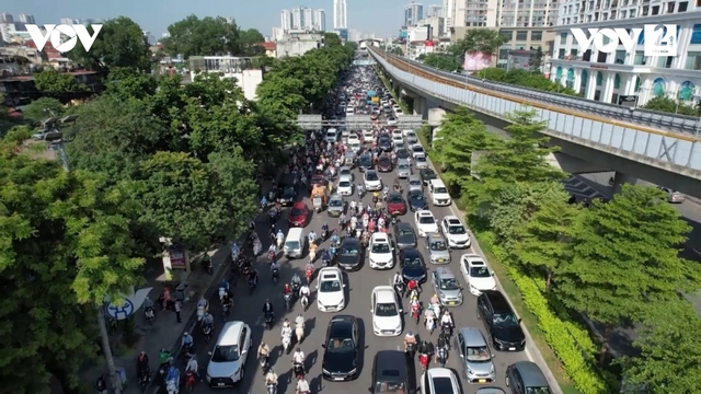 Phân làn ở Hà Nội, “thí điểm” mãi vẫn không hết ùn tắc