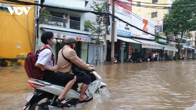 Triều cường vượt mức báo động III - Người dân Cần Thơ “bơi” trong biển nước