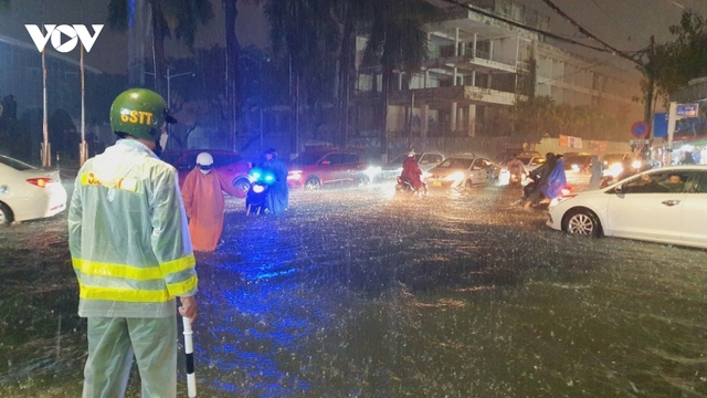Mưa như trút, người dân Đà Nẵng bì bõm lội nước về nhà