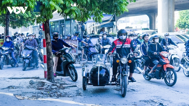 Giờ cao điểm, vỉa hè Hà Nội thành lòng đường thứ 2 của các phương tiện giao thông