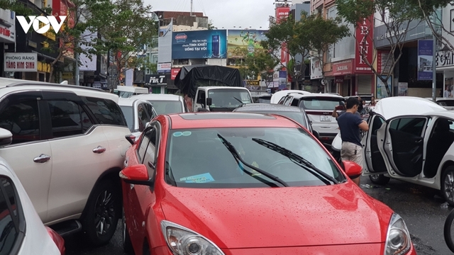 Sau ngập lụt kinh hoàng, đường phố Đà Nẵng ngổn ngang ô tô chết máy