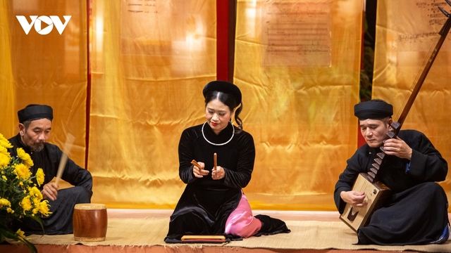 Khán giả say sưa thưởng thức âm nhạc dân tộc giữa phố cổ Hà Nội