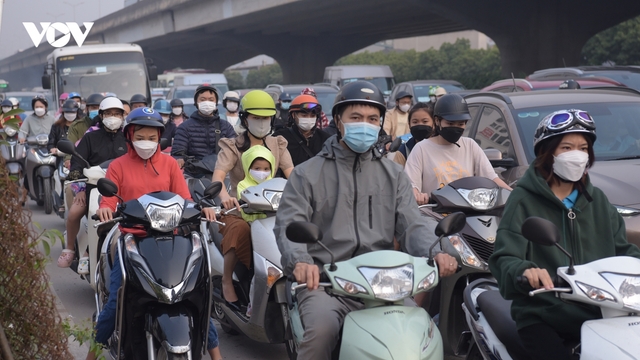 Quây tôn chiếm 2/3 lòng đường Nguyễn Xiển khiến giao thông tắc nghẽn kéo dài