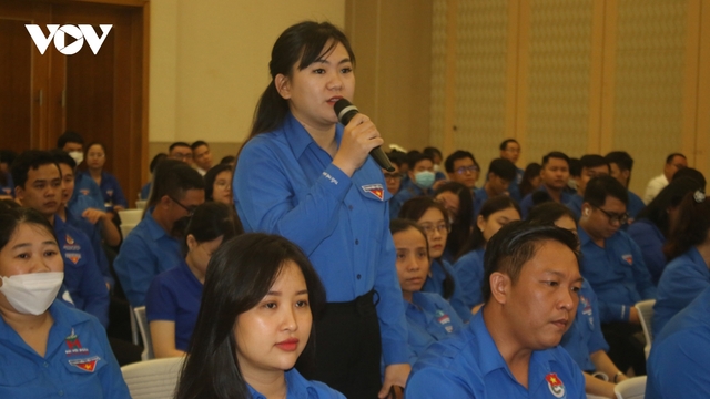 Chủ tịch tỉnh Bình Dương đối thoại với 300 thanh niên về việc làm, khởi nghiệp