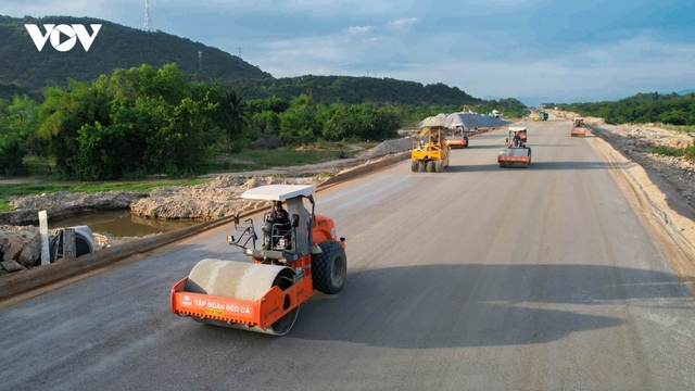 Bộ GTVT báo cáo Thủ tướng thế nào về phân chia, chỉ định thầu cao tốc Bắc - Nam