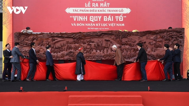 “Vinh quy bái tổ” – tác phẩm điêu khắc tranh gỗ liền khối lớn nhất Việt Nam