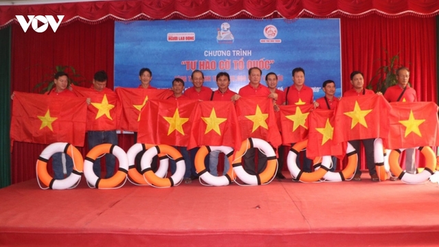 Trao tặng 10.000 lá cờ Tổ quốc cho ngư dân tỉnh Ninh Thuận