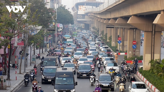 Giao thông Hà Nội đông đúc sáng đầu tuần sau Tết