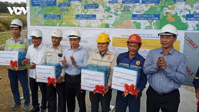 Nhộn nhịp đón Tết trên công trường cao tốc Phan Thiết-Dầu Giây