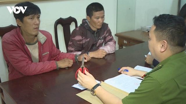 Nóng 24h: Giả danh công an, dùng kéo nhọn cướp dây chuyền vàng