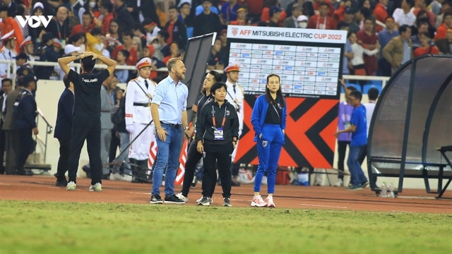 HLV Polking và Madam Pang "thẫn thờ'' khi ĐT Thái Lan đánh rơi chiến thắng