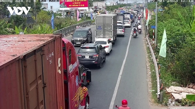 Người miền Tây trở lại TP HCM, tiếp tục kẹt xe nghiêm trọng 2 đầu cầu Rạch Miễu