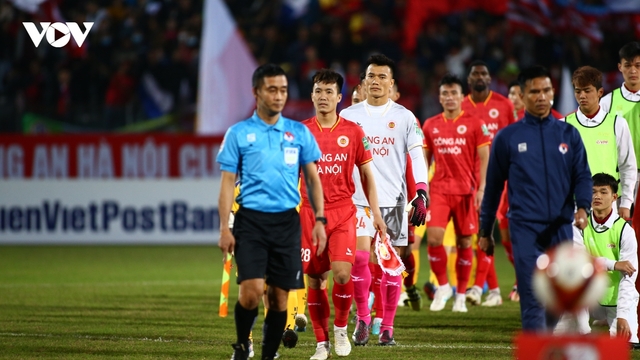 Sự cố hy hữu khiến trận CLB CAHN - Viettel FC bắt đầu muộn