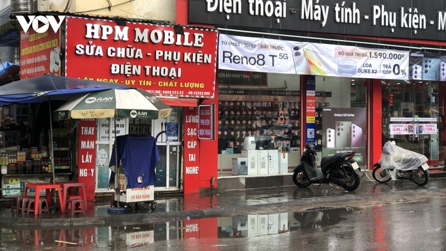 Vỉa hè vừa lát, người dân tự xây cầu dẫn và bục bệ lấn chiếm để buôn bán