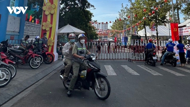 140 người làm xe ôm miễn phí chở du khách ở Bình Dương