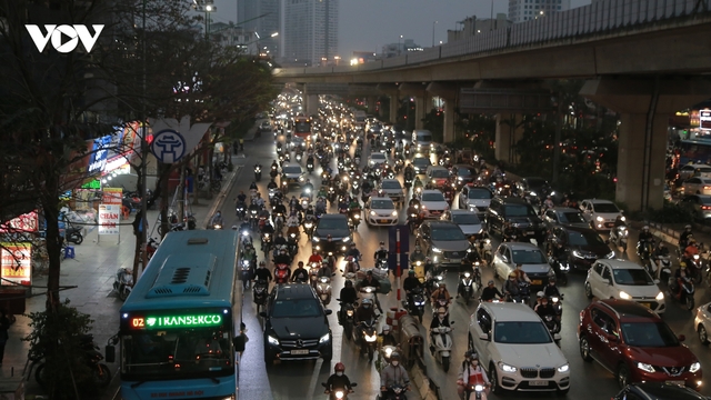 Giao thông Hà Nội hỗn loạn khi ô tô lấn làn xe máy vào giờ cao điểm