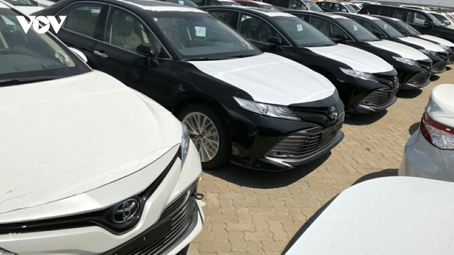 Các doanh nghiệp nhập khẩu ô tô xin giảm 50% lệ phí trước bạ