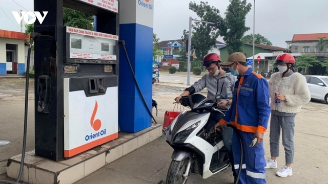 Giá xăng dầu thế giới hôm nay 5/3: Tăng sốc
