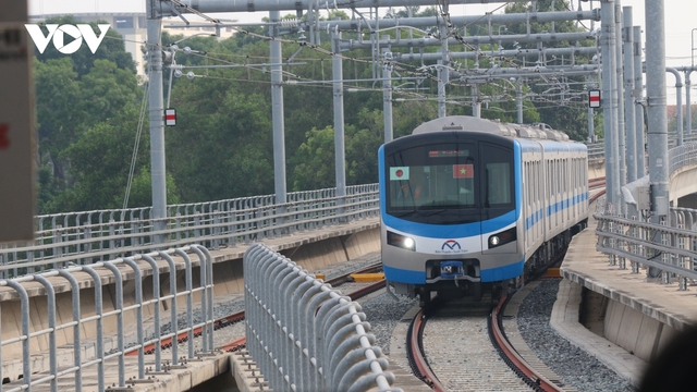 Tàu metro số 1 TP.HCM chạy thử qua 8 nhà ga trên cao