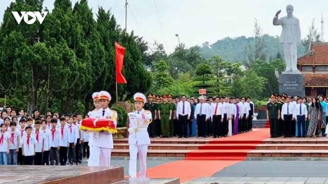Lễ Thượng cờ trên đảo Cô Tô kỷ niệm 62 năm ngày Bác Hồ ra thăm đảo