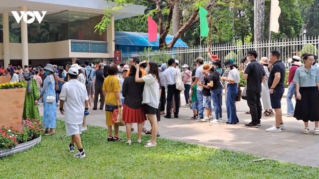 Người dân đổ xô về các điểm vui chơi, giải trí tại TP.HCM