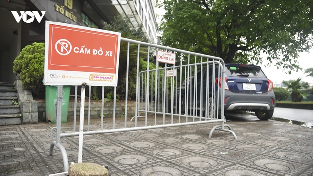 Muôn kiểu dựng rào chắn ở Hà Nội để ngăn ô tô, xe máy leo lên vỉa hè