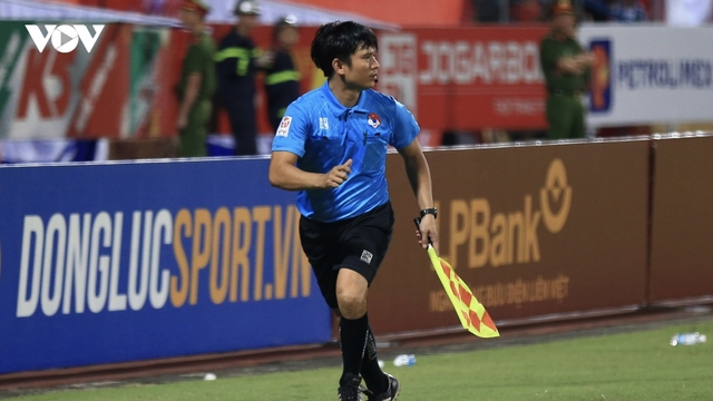 Tình huống từ chối bàn thắng gây tranh cãi ở trận CLB Công an Hà Nội 2-1 SLNA