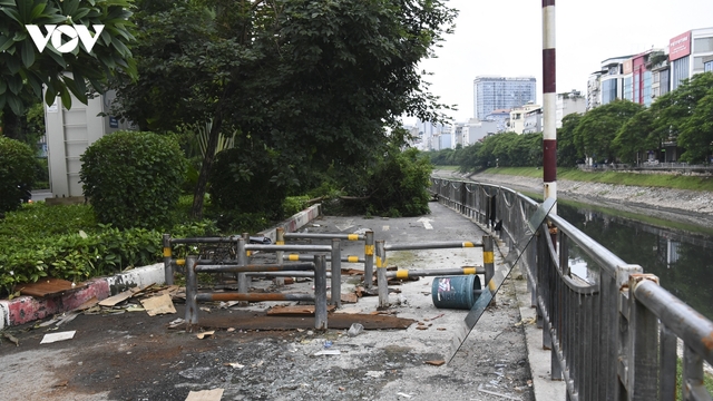 Đường đi bộ gần 65 tỷ đồng ở Hà Nội hoang tàn và ngập rác thải