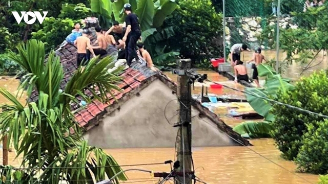 Học sinh dỡ mái phòng trọ thoát khỏi biển nước, mưa lớn làm lộ quả bom khủng
