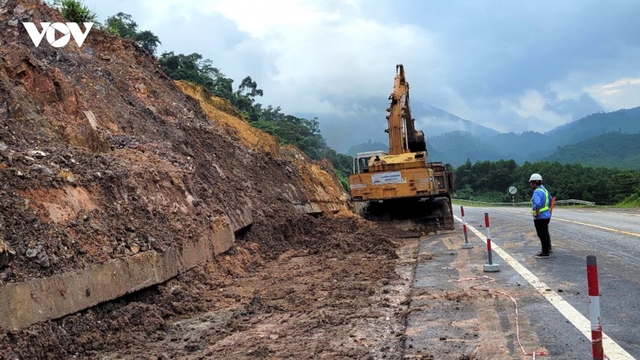 Sạt lở trên đường Hồ Chí Minh đoạn La Sơn - Hòa Liên