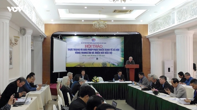 Phát triển kinh tế-xã hội vùng trung du miền núi: Rất chậm, chưa vững chắc