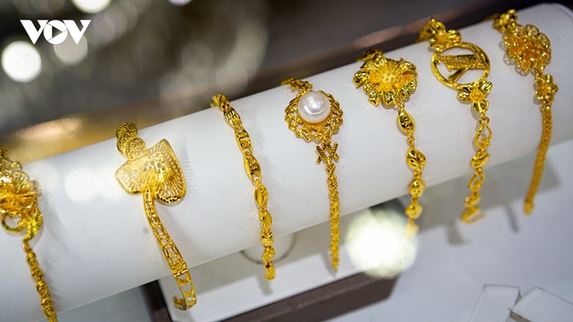 Giá vàng hôm nay 12/8: Vàng trong nước ổn định ở mức 123,9 triệu đồng/lượng