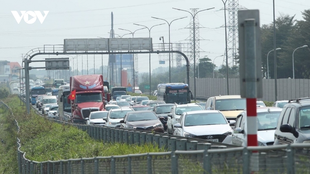 Vành đai 3 Hà Nội ùn tắc hàng km do va chạm giao thông