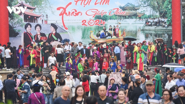 Hội Lim tấp nập dưới mưa xuân, say đắm trong làn điệu quan họ mượt mà
