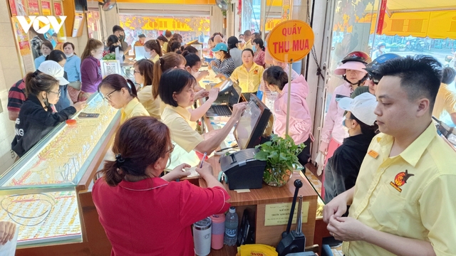 Giá vàng tăng, người dân TP.HCM đổ xô đi mua vàng
