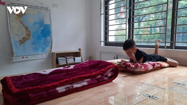 Một số hộ dân ở Tân Mai (Hà Nội) phải tá túc tại trường tiểu học để tránh bão