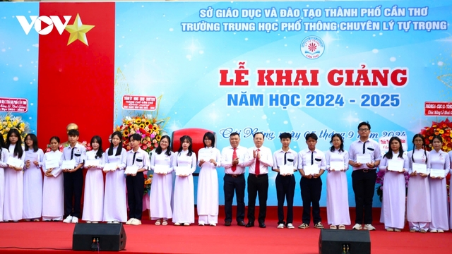 Cần Thơ vận động 11 tỷ đồng tiếp sức học sinh khó khăn đến trường