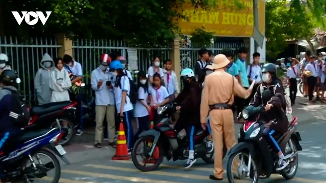 Vĩnh Long siết chặt tình trạng học sinh chưa đủ tuổi đi xe gắn máy đến trường