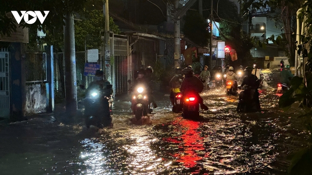 Mưa trắng trời làm nhiều tuyến đường tại TP.HCM ngập trong “biển nước”