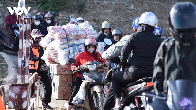 Rào chắn sửa chữa cầu Hồ ở Bắc Ninh khiến người dân khốn khổ tìm cách di chuyển