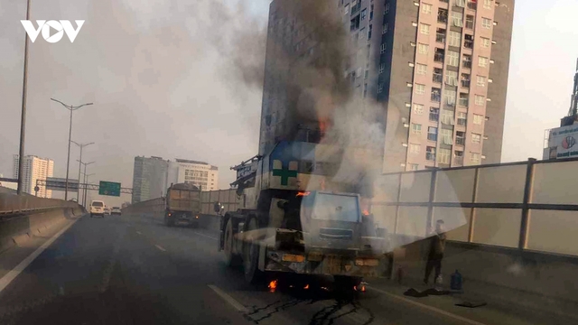 Xe cẩu cháy ngùn ngụt ở vành đai 3 trên cao đoạn qua Mai Dịch, Hà Nội